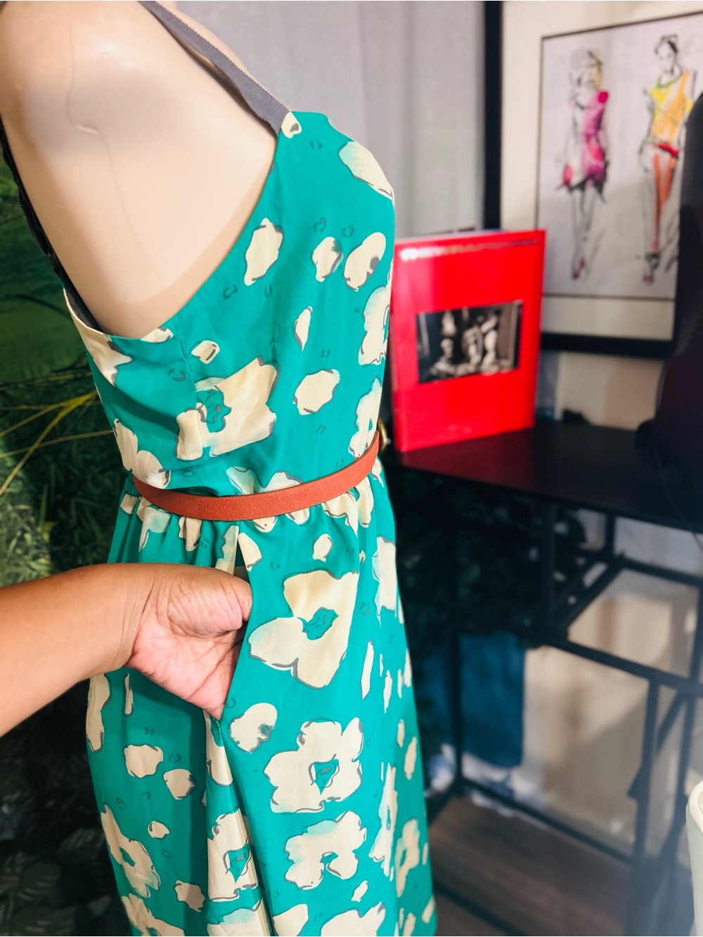 “I Heart Ronson” Floral Green
Chiffon Smocked Lined V-Neck high/Low Midi Dress L
